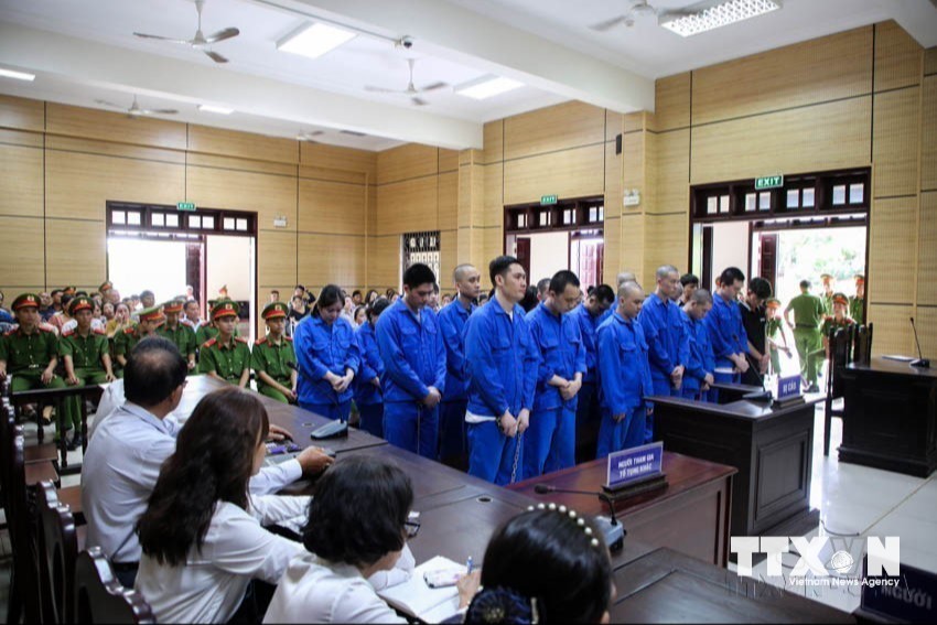 Tòa án nhân dân tỉnh Tây Ninh xét xử sơ thẩm đối với 25 bị cáo về tội “Sử dụng mạng máy tính, mạng viễn thông, phương tiện điện tử thực hiện hành vi chiếm đoạt tài sản". (Ảnh: Giang Phương/TTXVN)